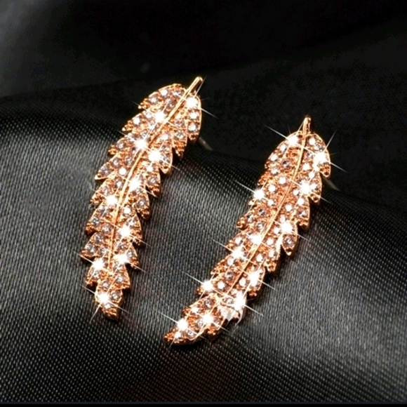 NEW Luxury 18k Gold Diamond Feather Earring - Picture 6 of 6